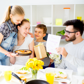 Famille prend un petit déjeuner ensemble 